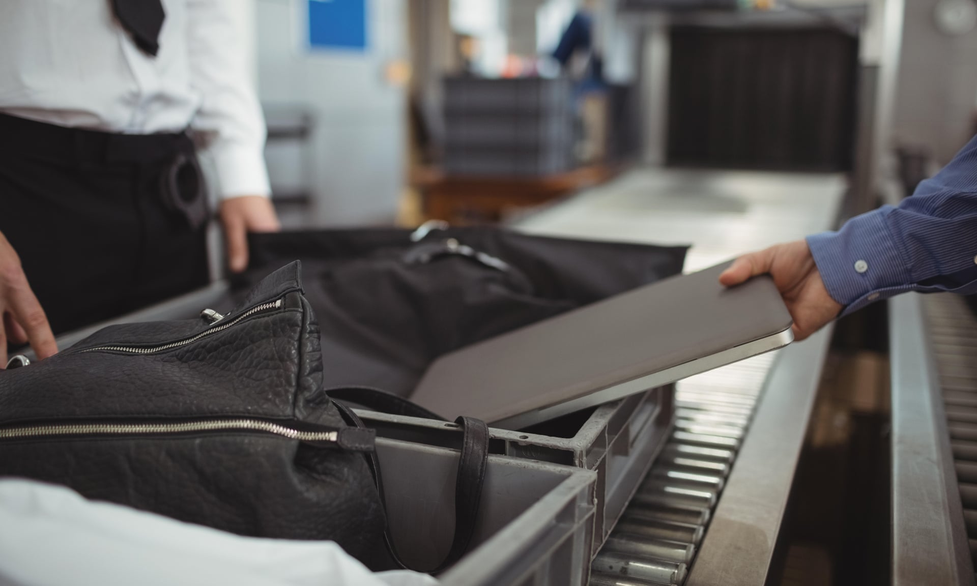 Можно сдать в багаж ноутбук. Ноутбук в самолет досмотр. Ноутбук в ручной клади. Ноутбук в чемодане в самолете. Упаковывает ноутбук в чемодан.