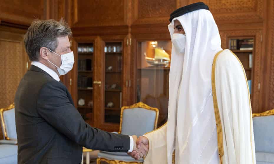 The German economy minister, Robert Habeck, with the emir of Qatar, Sheikh Tamim bin Hamad al-Thani, in Doha on Sunday.