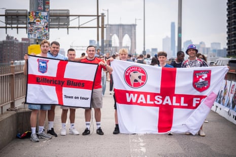 Torcedores da Inglaterra posam na Ponte do Brooklyn, em Nova York.