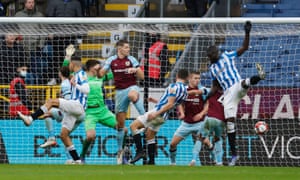 ハダースフィールドタウンのマシューピアソン(4位)が2点目を決めました。