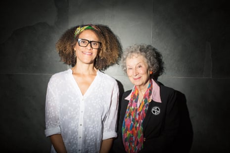 Os co-vencedores do Man Booker, Margaret Atwood e Bernardine Evaristo.