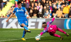Jaime Mata del Getafe CF marca el tercer gol después de un buen trabajo de Ángel en la acumulación.
