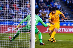 Suarez score number five.