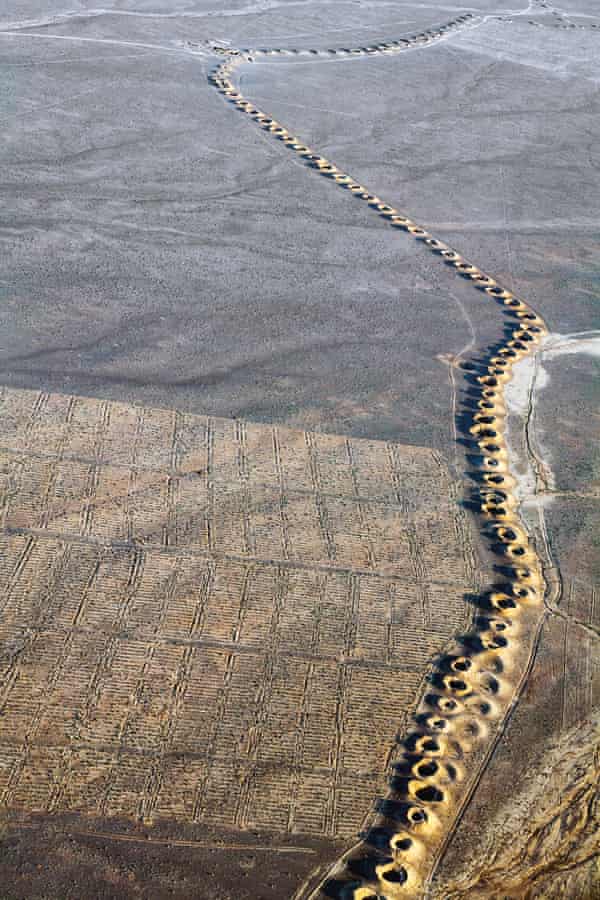 Yeraltına inmek… İlk olarak Persler tarafından inşa edilen qanat adı verilen yeraltı insan yapımı su akışının kanıtı olan, çöl boyunca Irak Ovaları'na doğru uzanan eşit aralıklı bozulmuş kraterler dizisi.