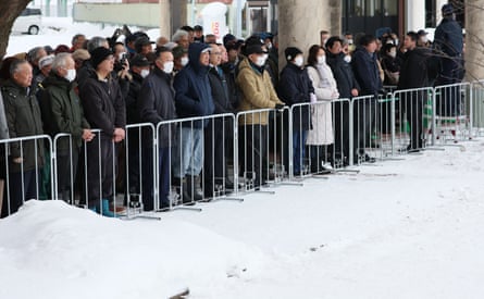 Voters brave the cold to listen to a speech at a House of Representatives election rally in Hirosaki, Aomori prefecture on Tuesday.