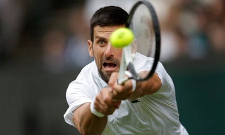 Novak Djokovic mengembalikan servis dalam kemenangannya atas Andrey Rublev di Lapangan Tengah