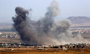 ゴラン高原のシリア側でロシア空襲の後、煙が上がる