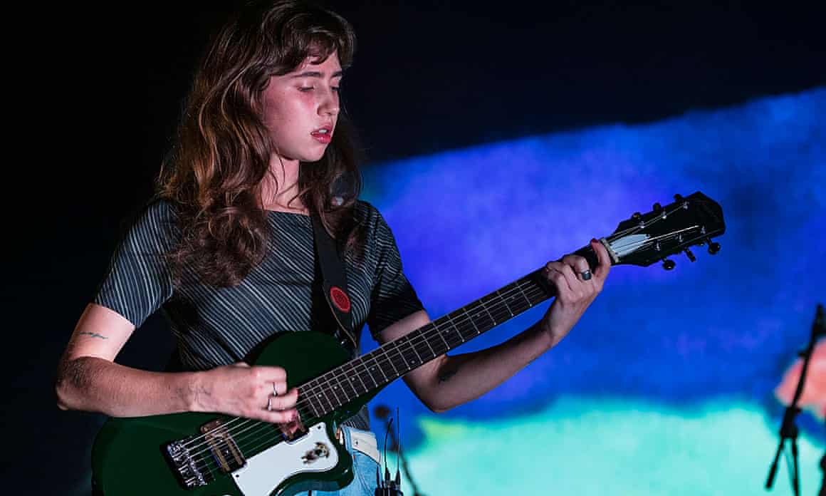 Clairo plays a electric guitar