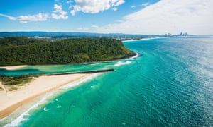 Trên không của Palm Beach, Tallebudgera Creek & amp; Burleigh Head trong nền gần, Surfers Paradise, Gold Coast, Úc