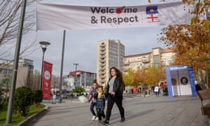 Banners en el centro de la ciudad de Pristina.