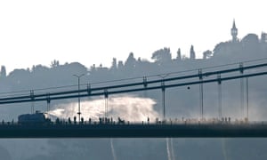 Un vehículo blindado de la policía utiliza un cañón de agua para dispersar a los manifestantes en el puente del Bósforo en Estambul