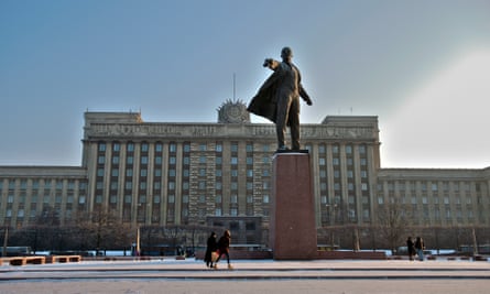 House of Soviets and Vladimir Lenin statue at Moskovsky Square.
