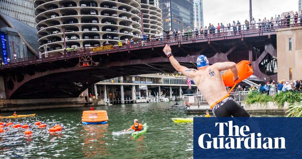 Hundreds plunge in Chicago River for first official swim in nearly 100 years