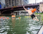 Centinaia di persone nuotano nel fiume Chicago per la prima volta in quasi 100 anni grazie ai progressi nella pulizia dell'acqua