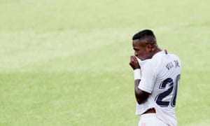 Vinícius Júnior kisses the badge.