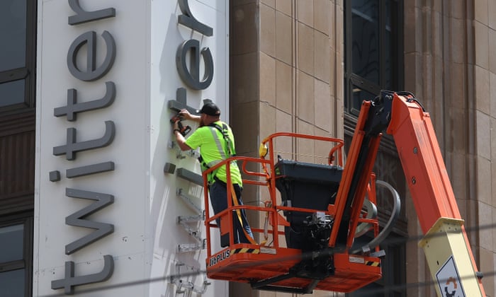 Elon Musk hits X rebrand hiccup as police stop Twitter sign removal (theguardian.com)