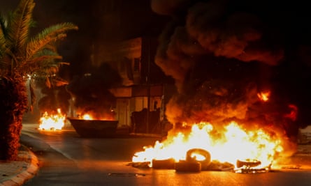 Neumáticos quemados en una calle de Jenin