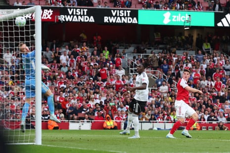 Viktor Gyökeres heads home to score his second, and Arsenal’s third, against Fulham.