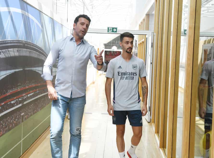 Todd Boehly takes a new broom to Chelsea’s corridors of power | Soccer 6 Edu giving Fábio Vieira a guided tour of London Colney.