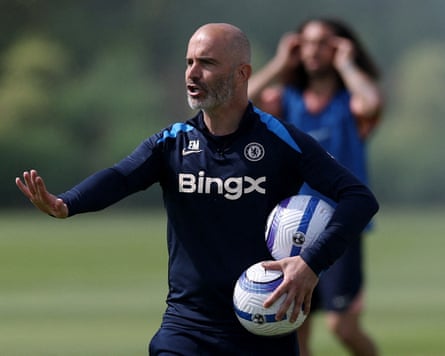 Enzo Maresca in Chelsea training