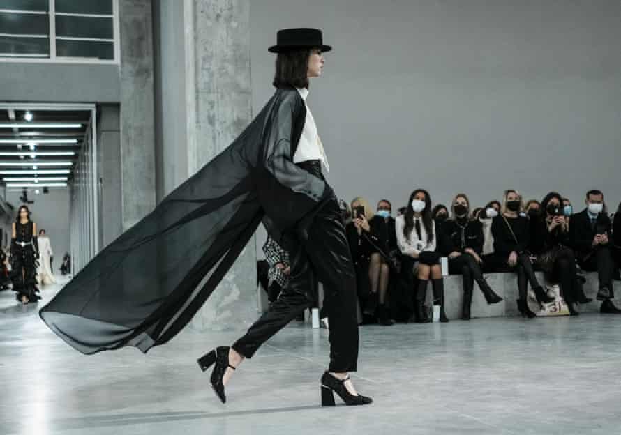 Model menunjukkan kreasi.