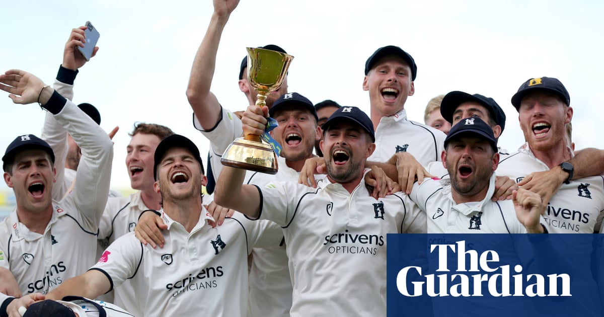 Warwickshire clinch title after Chris Woakes leads charge to sink Somerset