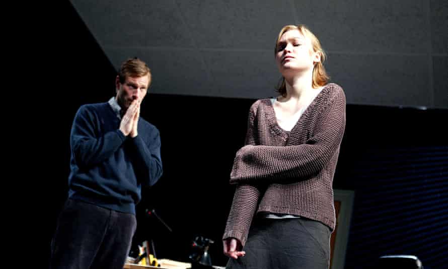 Aaron Eckhart and Julia Stiles in a 2004 production of David Mamet’s Oleanna.