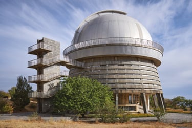 A tall building with a large grey dome on top