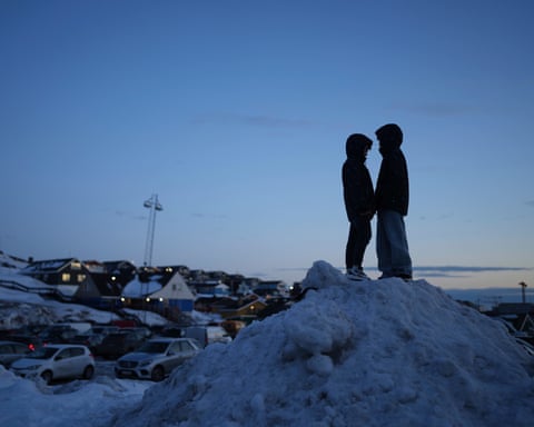 グリーンランドのヌークの雪の山の上に立つ二人。