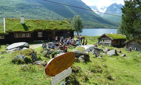 Renndølsetra, lake and cabins