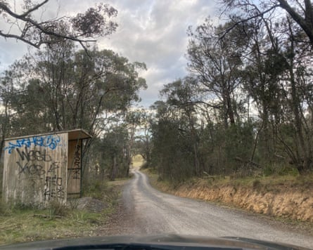 The bitumen of Wombeyan Caves Road runs into the unsealed dirt of Wanganderry Road.