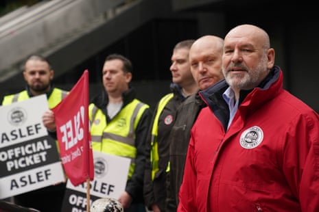 Mick Whelan (right) on an Aslef picket line last year.