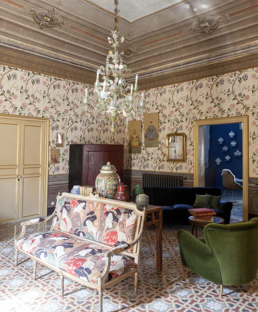 A Murano chandelier, restored frescoes, an 18th century Chinese vase and a 1700s sofa covered in Japanese fabric.