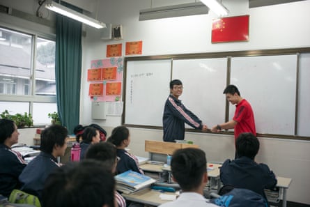 Yuan Rensheng celebrates with his teachers and classmates