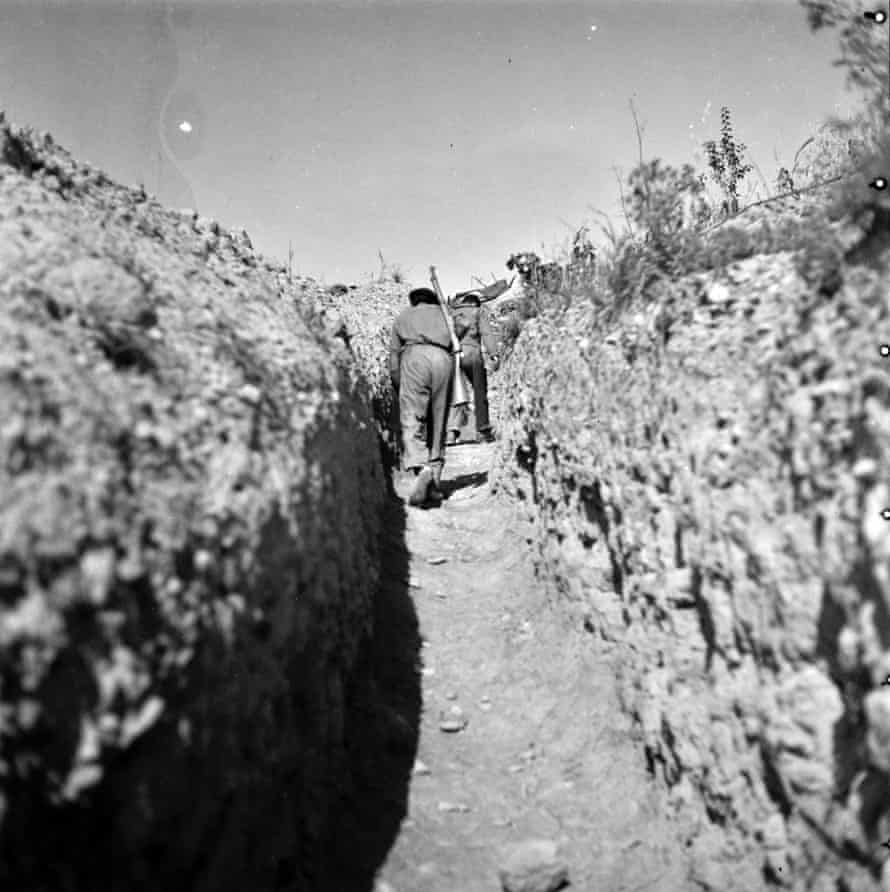در سنگرهای جبهه آراگون، 1937. عکس: Kati Horna / IISH / Ministryio de Cultura y Deporte.  مرکز اسناد خاطره تاریخی