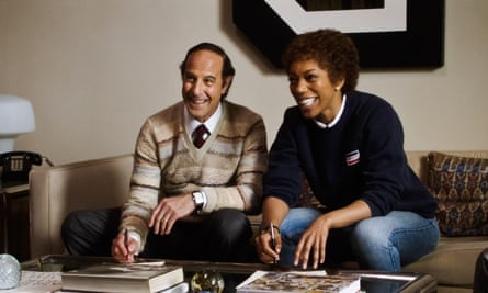 Stanley Tucci en tant que producteur de musique américain Clive Davis et Naomi Ackie en tant que Whitney Houston dans I Wanna Dance with Somebody