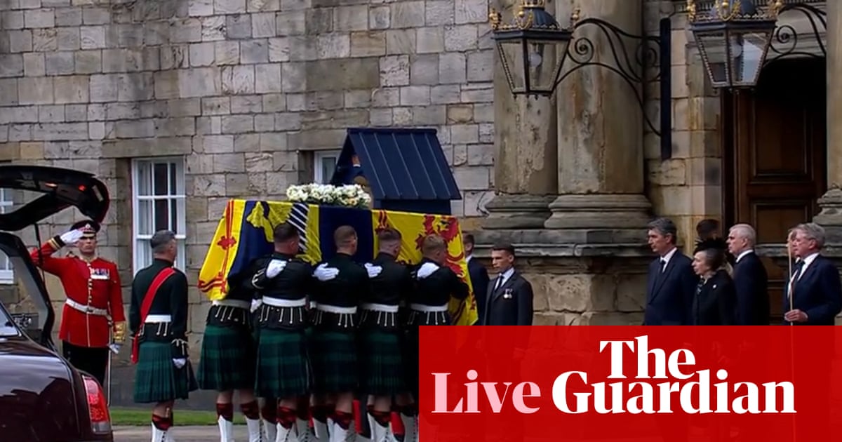 queen-s-coffin-arrives-at-palace-of-holyroodhouse-in-edinburgh-with-thousands-lining-the-streets-live