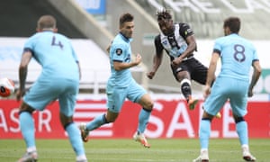 Saint-Maximin shoots.