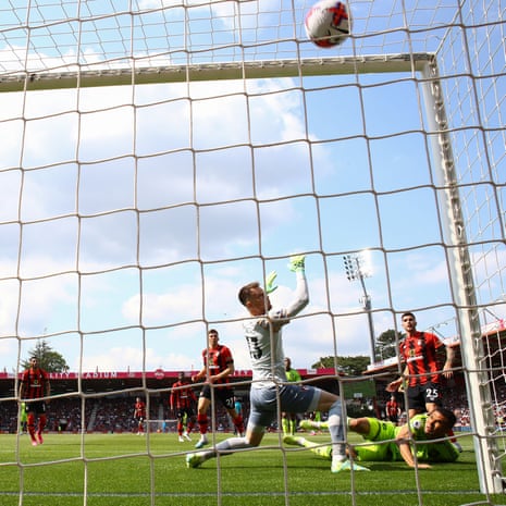 Kiper Bournemouth Neto gagal menyelamatkan tembakan dari Casemiro dari Manchester United saat dia mencetak gol pertama timnya.