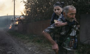 Georgians flee a house set on fire by South Ossetian militia