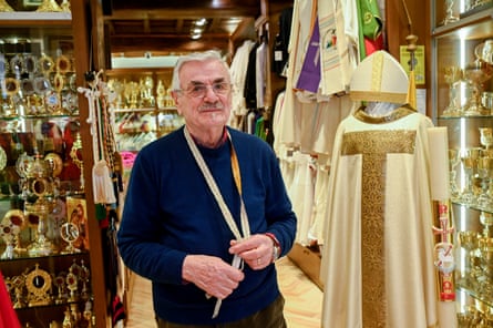 Raniero Mancinelli in his shop in Borgo Pio