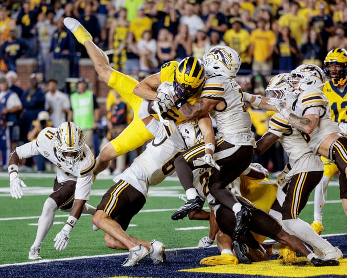 Michigan deny minnows Western Michigan with controversial last-second Hail Mary