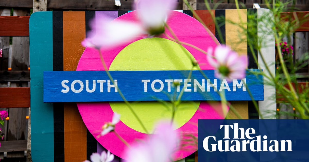 london-s-blooming-gardens-flourish-on-the-tube-photo-essay
