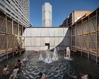 Housed in an obsolete roundabout, Roundabout Baths proposes the installation of temporary public baths and a climate refuge for cases of extreme heat.