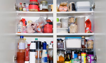 Enë në një dollap me produkte ushqimore