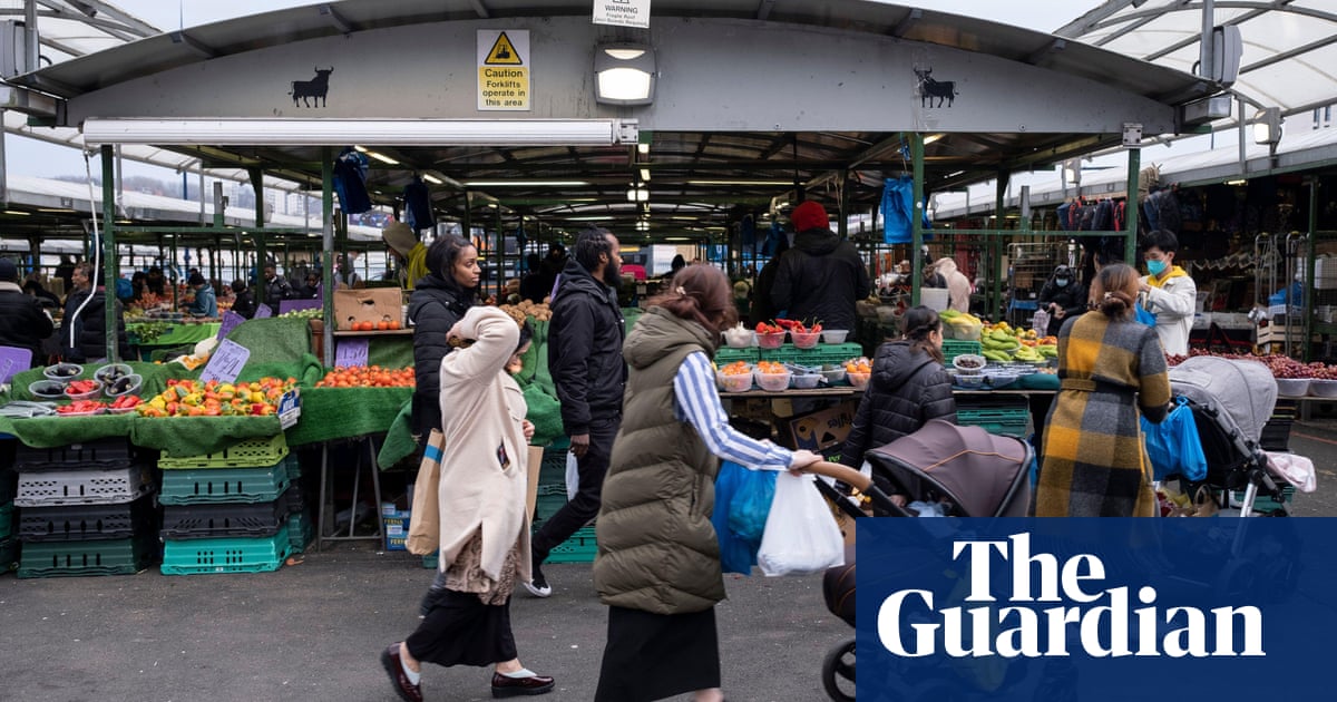 Fresh fruit and veg prescribed to low-income families in UK trial