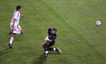 Hernán Crespo dinks the ball over Jerzy Dudek.