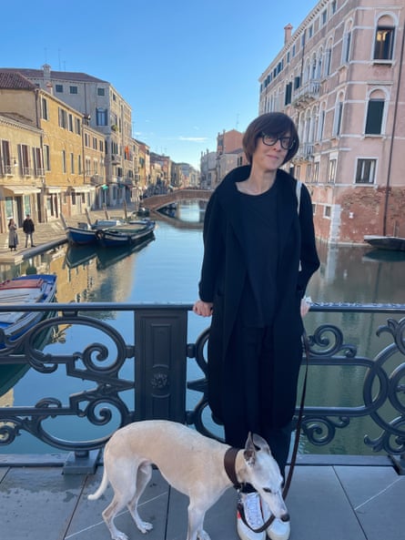 Un cliché rare…Emma Beddington avec le chien de la famille photographié à Venise par son mari.