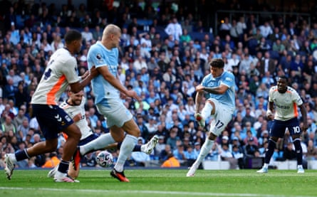 Enzo Fernández shoots at goal on his Manchester City debut