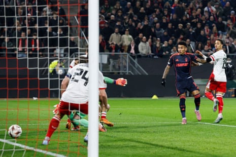 Igor Jesus scores for Forest!